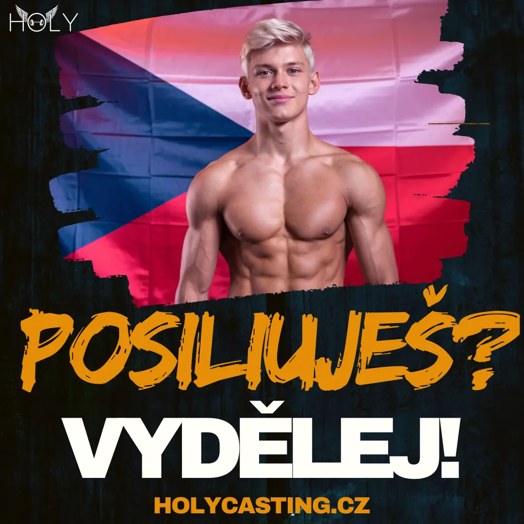 Mladý fitness model s blond vlasy pózující před českou vlajkou